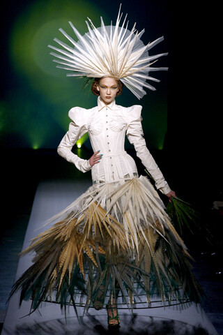 Jean Paul Gaultier SS2010 Couture本季Gaultier完完全全走的是墨西哥路线，他采用了一只墨西哥流浪乐队， T台上还充斥着南美牛仔、墨西哥宽边帽、条纹农夫毛毯，还有雪茄。西班牙殖民占领的瞬间重现T台，然后整个秀场又突然进入了热带雨林，服装上的编织原汁原味的展现了当地人的手工工艺。