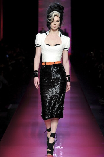 Jean Paul Gaultier SS2012 Couture。Gaultier 成功地将他的高级时装发布变成了Amy Winehouse的欢送会，并为他美丽而怪异的服装增添了色彩艳丽的一笔。并且Gaultier 设计的用披肩包住一边的细条纹西装夹克、珠饰细腿…