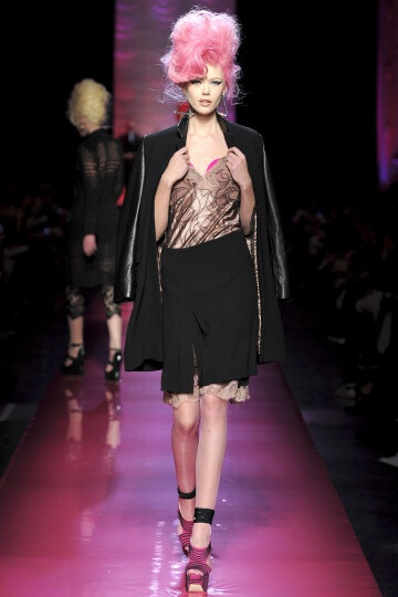 Jean Paul Gaultier SS2012 Couture。Gaultier 成功地将他的高级时装发布变成了Amy Winehouse的欢送会，并为他美丽而怪异的服装增添了色彩艳丽的一笔。并且Gaultier 设计的用披肩包住一边的细条纹西装夹克、珠饰细腿…