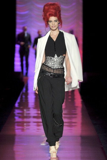 Jean Paul Gaultier SS2012 Couture。Gaultier 成功地将他的高级时装发布变成了Amy Winehouse的欢送会，并为他美丽而怪异的服装增添了色彩艳丽的一笔。并且Gaultier 设计的用披肩包住一边的细条纹西装夹克、珠饰细腿裤上搭颓废的缎面罩衣或者紧身灰色丝质大衣（翻开时露出粉红色的珠片衬里）成功维护了JPG高级时装精神。