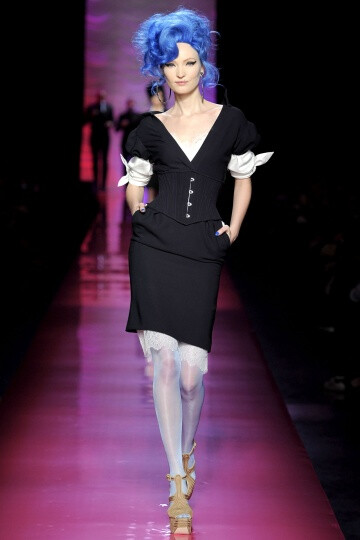 Jean Paul Gaultier SS2012 Couture。Gaultier 成功地将他的高级时装发布变成了Amy Winehouse的欢送会，并为他美丽而怪异的服装增添了色彩艳丽的一笔。并且Gaultier 设计的用披肩包住一边的细条纹西装夹克、珠饰细腿…