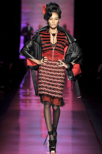 Jean Paul Gaultier SS2012 Couture。Gaultier 成功地将他的高级时装发布变成了Amy Winehouse的欢送会，并为他美丽而怪异的服装增添了色彩艳丽的一笔。并且Gaultier 设计的用披肩包住一边的细条纹西装夹克、珠饰细腿…