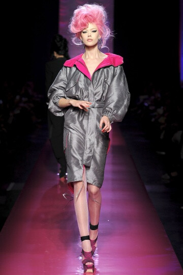 Jean Paul Gaultier SS2012 Couture。Gaultier 成功地将他的高级时装发布变成了Amy Winehouse的欢送会，并为他美丽而怪异的服装增添了色彩艳丽的一笔。并且Gaultier 设计的用披肩包住一边的细条纹西装夹克、珠饰细腿…