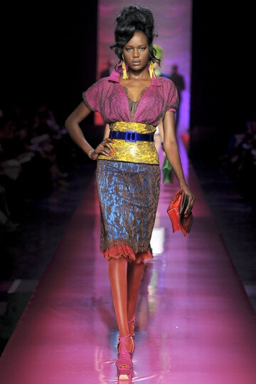 Jean Paul Gaultier SS2012 Couture。Gaultier 成功地将他的高级时装发布变成了Amy Winehouse的欢送会，并为他美丽而怪异的服装增添了色彩艳丽的一笔。并且Gaultier 设计的用披肩包住一边的细条纹西装夹克、珠饰细腿…