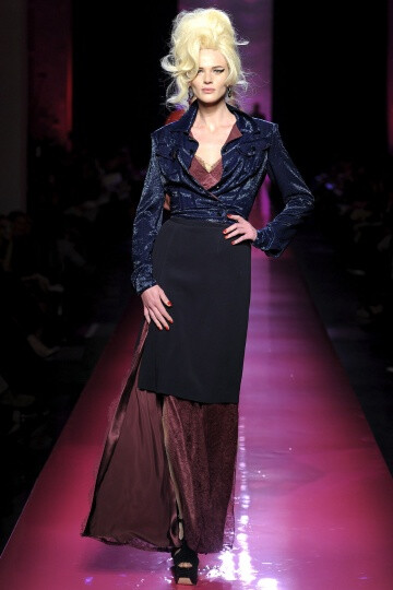 Jean Paul Gaultier SS2012 Couture。Gaultier 成功地将他的高级时装发布变成了Amy Winehouse的欢送会，并为他美丽而怪异的服装增添了色彩艳丽的一笔。并且Gaultier 设计的用披肩包住一边的细条纹西装夹克、珠饰细腿…