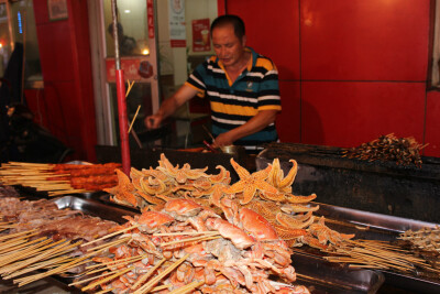 重庆旅行社www.ytszg.com-济南芙蓉街-美食扫街行动-铁板海星和铁板螃蟹