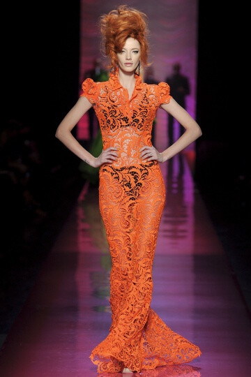 Jean Paul Gaultier SS2012 Couture。Gaultier 成功地将他的高级时装发布变成了Amy Winehouse的欢送会，并为他美丽而怪异的服装增添了色彩艳丽的一笔。并且Gaultier 设计的用披肩包住一边的细条纹西装夹克、珠饰细腿…