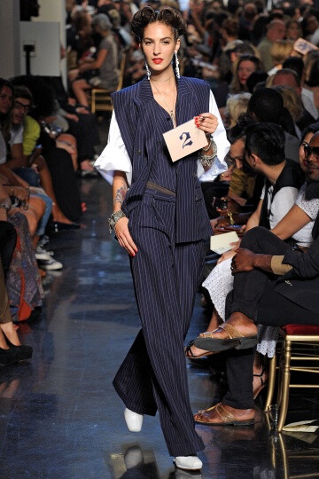 Jean Paul Gaultier SS2012 RTW一台充满了上世纪50年代气息的复古时装秀中，场内没有音乐，只有法英双语旁白，模特手拿卡片，标明自己展示的服装号码。这些刻意为之的细节对观众的耐心是一种考验，人们已经经历了过热的时尚狂欢，对这一切多少有点审美疲劳；但如果人们从眼花缭乱中脱身，认真欣赏的话，他们一定会喜欢这个系列的设计。