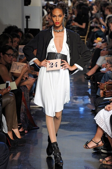 Jean Paul Gaultier SS2012 RTW一台充满了上世纪50年代气息的复古时装秀中，场内没有音乐，只有法英双语旁白，模特手拿卡片，标明自己展示的服装号码。这些刻意为之的细节对观众的耐心是一种考验，人们已经经历了过热的时尚狂欢，对这一切多少有点审美疲劳；但如果人们从眼花缭乱中脱身，认真欣赏的话，他们一定会喜欢这个系列的设计。