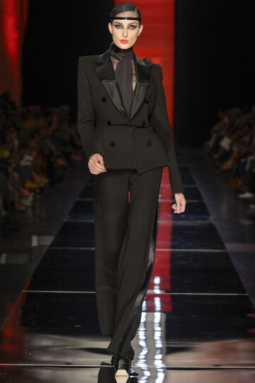 Jean Paul Gaultier FW2012 Couture。Gaultier在开场之后，便不慌不乱的用事实来证明唯有自己才能驾驭的颓废，浪漫，并且多变的设计风格。设计师还将和服的轮廓引入到了晚装的设计之中，以创造出一种世纪交替的情感。他们也许是来自于电影《大都会》中的机器人，或者出自小说家Georges Méliès的作品《雨果》，Gautier的设计总是像写给巴黎的一首情歌一般美丽动人。