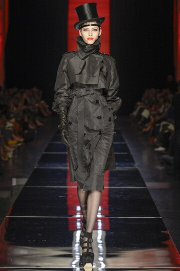 Jean Paul Gaultier FW2012 Couture。Gaultier在开场之后，便不慌不乱的用事实来证明唯有自己才能驾驭的颓废，浪漫，并且多变的设计风格。设计师还将和服的轮廓引入到了晚装的设计之中，以创造出一种世纪交替的情感…