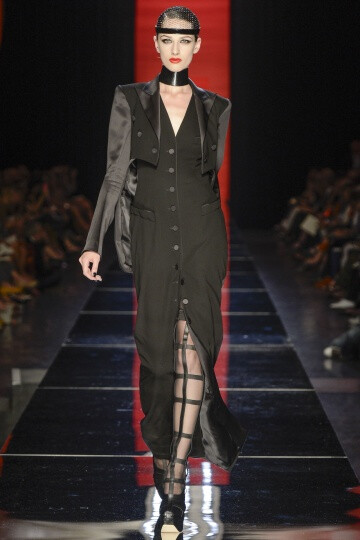 Jean Paul Gaultier FW2012 Couture。Gaultier在开场之后，便不慌不乱的用事实来证明唯有自己才能驾驭的颓废，浪漫，并且多变的设计风格。设计师还将和服的轮廓引入到了晚装的设计之中，以创造出一种世纪交替的情感。他们也许是来自于电影《大都会》中的机器人，或者出自小说家Georges Méliès的作品《雨果》，Gautier的设计总是像写给巴黎的一首情歌一般美丽动人。