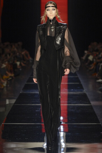 Jean Paul Gaultier FW2012 Couture。Gaultier在开场之后，便不慌不乱的用事实来证明唯有自己才能驾驭的颓废，浪漫，并且多变的设计风格。设计师还将和服的轮廓引入到了晚装的设计之中，以创造出一种世纪交替的情感。他们也许是来自于电影《大都会》中的机器人，或者出自小说家Georges Méliès的作品《雨果》，Gautier的设计总是像写给巴黎的一首情歌一般美丽动人。