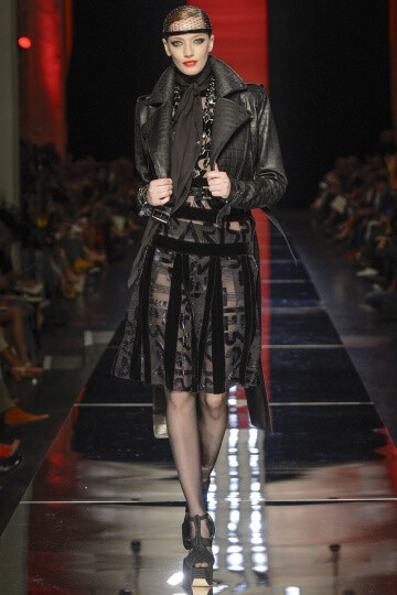 Jean Paul Gaultier FW2012 Couture。Gaultier在开场之后，便不慌不乱的用事实来证明唯有自己才能驾驭的颓废，浪漫，并且多变的设计风格。设计师还将和服的轮廓引入到了晚装的设计之中，以创造出一种世纪交替的情感…