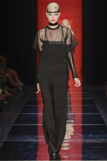 Jean Paul Gaultier FW2012 Couture。Gaultier在开场之后，便不慌不乱的用事实来证明唯有自己才能驾驭的颓废，浪漫，并且多变的设计风格。设计师还将和服的轮廓引入到了晚装的设计之中，以创造出一种世纪交替的情感。他们也许是来自于电影《大都会》中的机器人，或者出自小说家Georges Méliès的作品《雨果》，Gautier的设计总是像写给巴黎的一首情歌一般美丽动人。