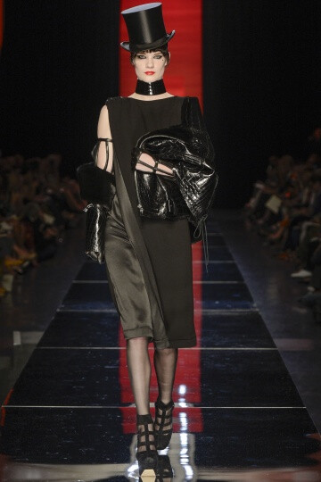 Jean Paul Gaultier FW2012 Couture。Gaultier在开场之后，便不慌不乱的用事实来证明唯有自己才能驾驭的颓废，浪漫，并且多变的设计风格。设计师还将和服的轮廓引入到了晚装的设计之中，以创造出一种世纪交替的情感。他们也许是来自于电影《大都会》中的机器人，或者出自小说家Georges Méliès的作品《雨果》，Gautier的设计总是像写给巴黎的一首情歌一般美丽动人。