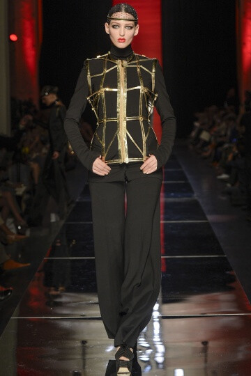 Jean Paul Gaultier FW2012 Couture。Gaultier在开场之后，便不慌不乱的用事实来证明唯有自己才能驾驭的颓废，浪漫，并且多变的设计风格。设计师还将和服的轮廓引入到了晚装的设计之中，以创造出一种世纪交替的情感。他们也许是来自于电影《大都会》中的机器人，或者出自小说家Georges Méliès的作品《雨果》，Gautier的设计总是像写给巴黎的一首情歌一般美丽动人。