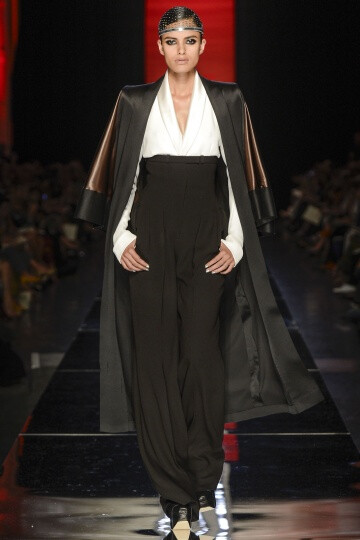 Jean Paul Gaultier FW2012 Couture。Gaultier在开场之后，便不慌不乱的用事实来证明唯有自己才能驾驭的颓废，浪漫，并且多变的设计风格。设计师还将和服的轮廓引入到了晚装的设计之中，以创造出一种世纪交替的情感…