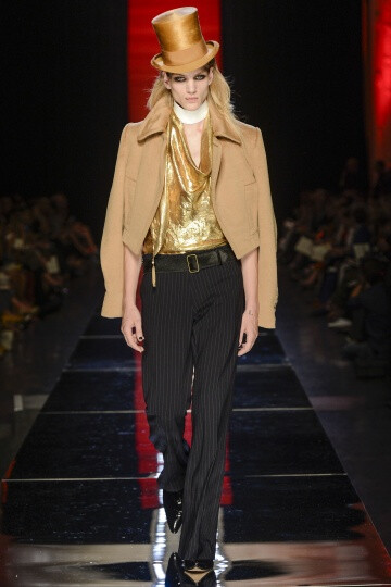 Jean Paul Gaultier FW2012 Couture。Gaultier在开场之后，便不慌不乱的用事实来证明唯有自己才能驾驭的颓废，浪漫，并且多变的设计风格。设计师还将和服的轮廓引入到了晚装的设计之中，以创造出一种世纪交替的情感。他们也许是来自于电影《大都会》中的机器人，或者出自小说家Georges Méliès的作品《雨果》，Gautier的设计总是像写给巴黎的一首情歌一般美丽动人。