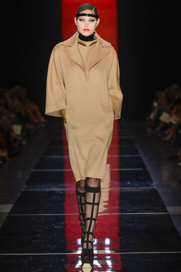 Jean Paul Gaultier FW2012 Couture。Gaultier在开场之后，便不慌不乱的用事实来证明唯有自己才能驾驭的颓废，浪漫，并且多变的设计风格。设计师还将和服的轮廓引入到了晚装的设计之中，以创造出一种世纪交替的情感…