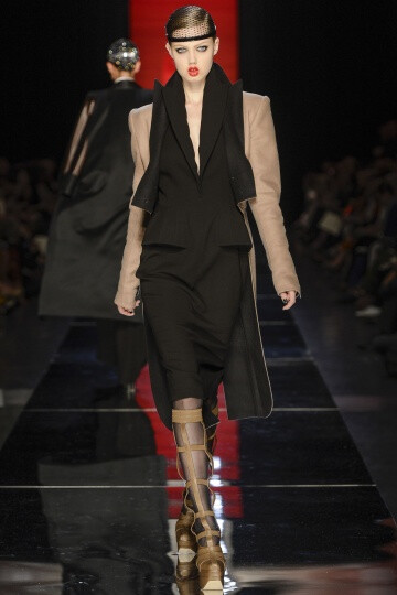 Jean Paul Gaultier FW2012 Couture。Gaultier在开场之后，便不慌不乱的用事实来证明唯有自己才能驾驭的颓废，浪漫，并且多变的设计风格。设计师还将和服的轮廓引入到了晚装的设计之中，以创造出一种世纪交替的情感。他们也许是来自于电影《大都会》中的机器人，或者出自小说家Georges Méliès的作品《雨果》，Gautier的设计总是像写给巴黎的一首情歌一般美丽动人。