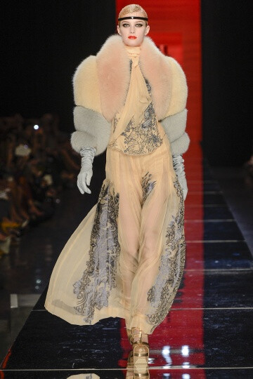 Jean Paul Gaultier FW2012 Couture。Gaultier在开场之后，便不慌不乱的用事实来证明唯有自己才能驾驭的颓废，浪漫，并且多变的设计风格。设计师还将和服的轮廓引入到了晚装的设计之中，以创造出一种世纪交替的情感…