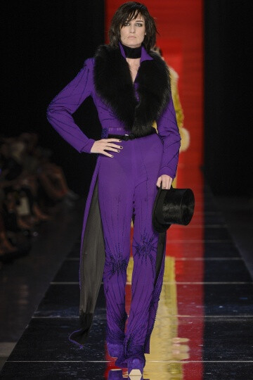 Jean Paul Gaultier FW2012 Couture。Gaultier在开场之后，便不慌不乱的用事实来证明唯有自己才能驾驭的颓废，浪漫，并且多变的设计风格。设计师还将和服的轮廓引入到了晚装的设计之中，以创造出一种世纪交替的情感。他们也许是来自于电影《大都会》中的机器人，或者出自小说家Georges Méliès的作品《雨果》，Gautier的设计总是像写给巴黎的一首情歌一般美丽动人。