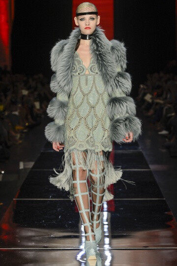 Jean Paul Gaultier FW2012 Couture。Gaultier在开场之后，便不慌不乱的用事实来证明唯有自己才能驾驭的颓废，浪漫，并且多变的设计风格。设计师还将和服的轮廓引入到了晚装的设计之中，以创造出一种世纪交替的情感…