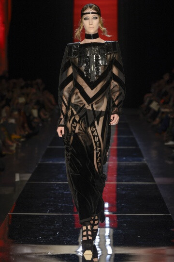 Jean Paul Gaultier FW2012 Couture。Gaultier在开场之后，便不慌不乱的用事实来证明唯有自己才能驾驭的颓废，浪漫，并且多变的设计风格。设计师还将和服的轮廓引入到了晚装的设计之中，以创造出一种世纪交替的情感。他们也许是来自于电影《大都会》中的机器人，或者出自小说家Georges Méliès的作品《雨果》，Gautier的设计总是像写给巴黎的一首情歌一般美丽动人。