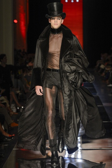 Jean Paul Gaultier FW2012 Couture。Gaultier在开场之后，便不慌不乱的用事实来证明唯有自己才能驾驭的颓废，浪漫，并且多变的设计风格。设计师还将和服的轮廓引入到了晚装的设计之中，以创造出一种世纪交替的情感。他们也许是来自于电影《大都会》中的机器人，或者出自小说家Georges Méliès的作品《雨果》，Gautier的设计总是像写给巴黎的一首情歌一般美丽动人。