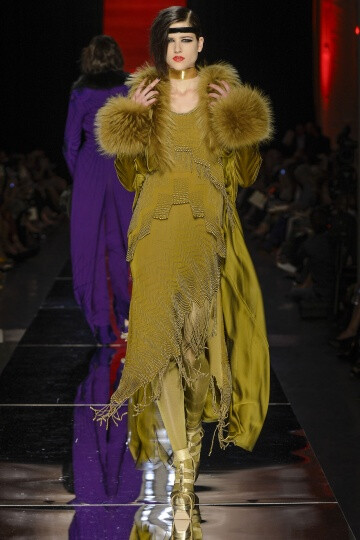 Jean Paul Gaultier FW2012 Couture。Gaultier在开场之后，便不慌不乱的用事实来证明唯有自己才能驾驭的颓废，浪漫，并且多变的设计风格。设计师还将和服的轮廓引入到了晚装的设计之中，以创造出一种世纪交替的情感。他们也许是来自于电影《大都会》中的机器人，或者出自小说家Georges Méliès的作品《雨果》，Gautier的设计总是像写给巴黎的一首情歌一般美丽动人。