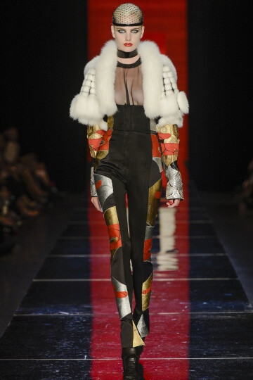 Jean Paul Gaultier FW2012 Couture。Gaultier在开场之后，便不慌不乱的用事实来证明唯有自己才能驾驭的颓废，浪漫，并且多变的设计风格。设计师还将和服的轮廓引入到了晚装的设计之中，以创造出一种世纪交替的情感…