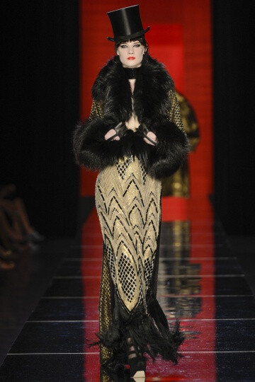 Jean Paul Gaultier FW2012 Couture。Gaultier在开场之后，便不慌不乱的用事实来证明唯有自己才能驾驭的颓废，浪漫，并且多变的设计风格。设计师还将和服的轮廓引入到了晚装的设计之中，以创造出一种世纪交替的情感。他们也许是来自于电影《大都会》中的机器人，或者出自小说家Georges Méliès的作品《雨果》，Gautier的设计总是像写给巴黎的一首情歌一般美丽动人。