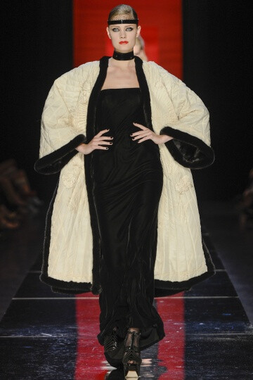 Jean Paul Gaultier FW2012 Couture。Gaultier在开场之后，便不慌不乱的用事实来证明唯有自己才能驾驭的颓废，浪漫，并且多变的设计风格。设计师还将和服的轮廓引入到了晚装的设计之中，以创造出一种世纪交替的情感。他们也许是来自于电影《大都会》中的机器人，或者出自小说家Georges Méliès的作品《雨果》，Gautier的设计总是像写给巴黎的一首情歌一般美丽动人。