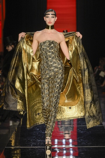 Jean Paul Gaultier FW2012 Couture。Gaultier在开场之后，便不慌不乱的用事实来证明唯有自己才能驾驭的颓废，浪漫，并且多变的设计风格。设计师还将和服的轮廓引入到了晚装的设计之中，以创造出一种世纪交替的情感。他们也许是来自于电影《大都会》中的机器人，或者出自小说家Georges Méliès的作品《雨果》，Gautier的设计总是像写给巴黎的一首情歌一般美丽动人。