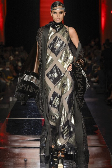 Jean Paul Gaultier FW2012 Couture。Gaultier在开场之后，便不慌不乱的用事实来证明唯有自己才能驾驭的颓废，浪漫，并且多变的设计风格。设计师还将和服的轮廓引入到了晚装的设计之中，以创造出一种世纪交替的情感。他们也许是来自于电影《大都会》中的机器人，或者出自小说家Georges Méliès的作品《雨果》，Gautier的设计总是像写给巴黎的一首情歌一般美丽动人。