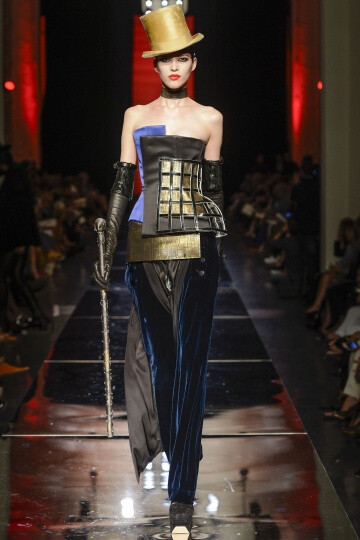 Jean Paul Gaultier FW2012 Couture。Gaultier在开场之后，便不慌不乱的用事实来证明唯有自己才能驾驭的颓废，浪漫，并且多变的设计风格。设计师还将和服的轮廓引入到了晚装的设计之中，以创造出一种世纪交替的情感。他们也许是来自于电影《大都会》中的机器人，或者出自小说家Georges Méliès的作品《雨果》，Gautier的设计总是像写给巴黎的一首情歌一般美丽动人。