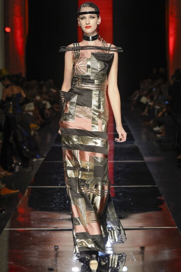 Jean Paul Gaultier FW2012 Couture。Gaultier在开场之后，便不慌不乱的用事实来证明唯有自己才能驾驭的颓废，浪漫，并且多变的设计风格。设计师还将和服的轮廓引入到了晚装的设计之中，以创造出一种世纪交替的情感…