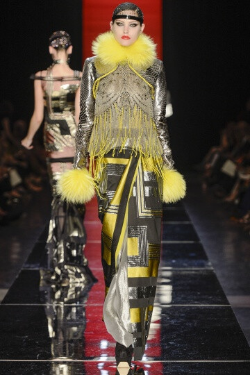 Jean Paul Gaultier FW2012 Couture。Gaultier在开场之后，便不慌不乱的用事实来证明唯有自己才能驾驭的颓废，浪漫，并且多变的设计风格。设计师还将和服的轮廓引入到了晚装的设计之中，以创造出一种世纪交替的情感…