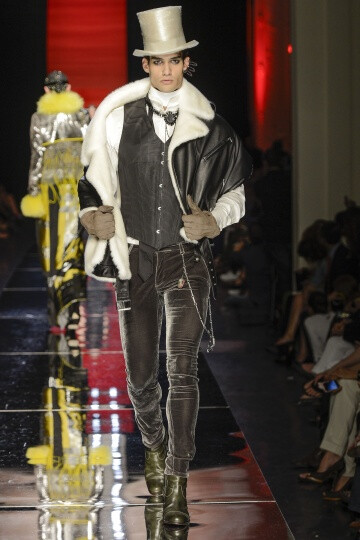 Jean Paul Gaultier FW2012 Couture。Gaultier在开场之后，便不慌不乱的用事实来证明唯有自己才能驾驭的颓废，浪漫，并且多变的设计风格。设计师还将和服的轮廓引入到了晚装的设计之中，以创造出一种世纪交替的情感。他们也许是来自于电影《大都会》中的机器人，或者出自小说家Georges Méliès的作品《雨果》，Gautier的设计总是像写给巴黎的一首情歌一般美丽动人。