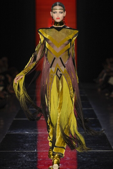 Jean Paul Gaultier FW2012 Couture。Gaultier在开场之后，便不慌不乱的用事实来证明唯有自己才能驾驭的颓废，浪漫，并且多变的设计风格。设计师还将和服的轮廓引入到了晚装的设计之中，以创造出一种世纪交替的情感。他们也许是来自于电影《大都会》中的机器人，或者出自小说家Georges Méliès的作品《雨果》，Gautier的设计总是像写给巴黎的一首情歌一般美丽动人。