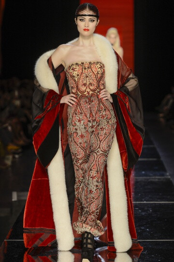 Jean Paul Gaultier FW2012 Couture。Gaultier在开场之后，便不慌不乱的用事实来证明唯有自己才能驾驭的颓废，浪漫，并且多变的设计风格。设计师还将和服的轮廓引入到了晚装的设计之中，以创造出一种世纪交替的情感…