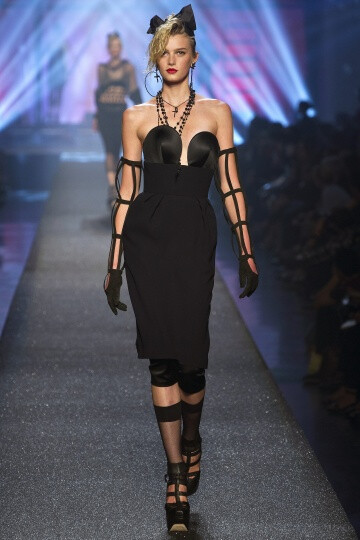 Jean Paul Gaultier SS2013 Couture。“这次的表演是向上世纪八十年代的所有流行明星致敬。”演出被假想成Gaultier邀请这些明星们来参加他为时尚圈的女王举办的一次盛大的晚会。借用一个比喻来形容这次的服装展示会…