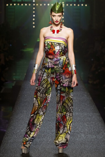 Jean Paul Gaultier SS2013 Couture。“这次的表演是向上世纪八十年代的所有流行明星致敬。”演出被假想成Gaultier邀请这些明星们来参加他为时尚圈的女王举办的一次盛大的晚会。借用一个比喻来形容这次的服装展示会：既熟悉又令人费解，虽相识但又不相配。