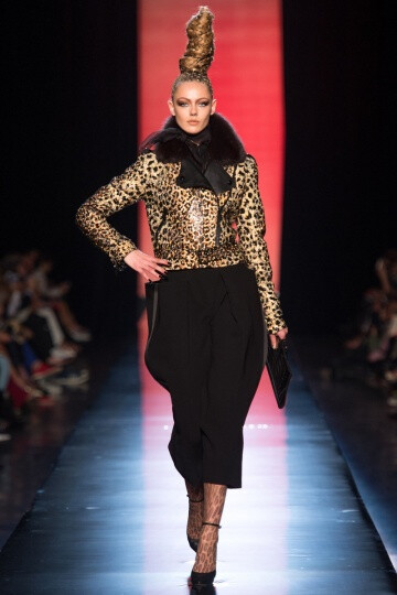 Jean Paul Gaultier FW2013 Couture。本季的主题大概是……大型猫科动物……大猫女们，准确点说是：狮女、虎女、豹女。他的高级定制系列是对“女捕食者”的赞颂。