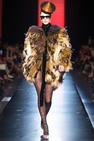 Jean Paul Gaultier FW2013 Couture。本季的主题大概是……大型猫科动物……大猫女们，准确点说是：狮女、虎女、豹女。他的高级定制系列是对“女捕食者”的赞颂。