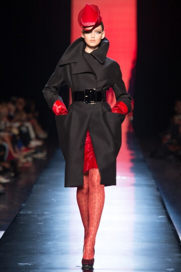 Jean Paul Gaultier FW2013 Couture。本季的主题大概是……大型猫科动物……大猫女们，准确点说是：狮女、虎女、豹女。他的高级定制系列是对“女捕食者”的赞颂。