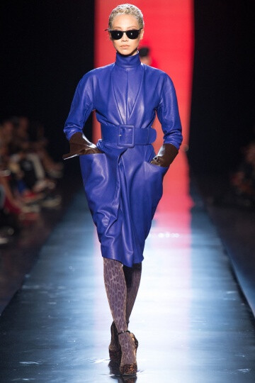 Jean Paul Gaultier FW2013 Couture。本季的主题大概是……大型猫科动物……大猫女们，准确点说是：狮女、虎女、豹女。他的高级定制系列是对“女捕食者”的赞颂。