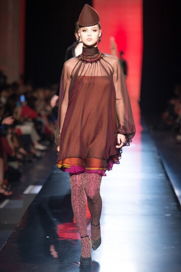 Jean Paul Gaultier FW2013 Couture。本季的主题实在是……大型猫科动物……大猫女们，准确点说是：狮女、虎女、豹女。他的高级定制系列是对“女捕食者”的赞颂。