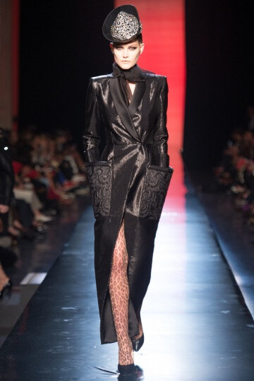 Jean Paul Gaultier FW2013 Couture。本季的主题大概是……大型猫科动物……大猫女们，准确点说是：狮女、虎女、豹女。他的高级定制系列是对“女捕食者”的赞颂。